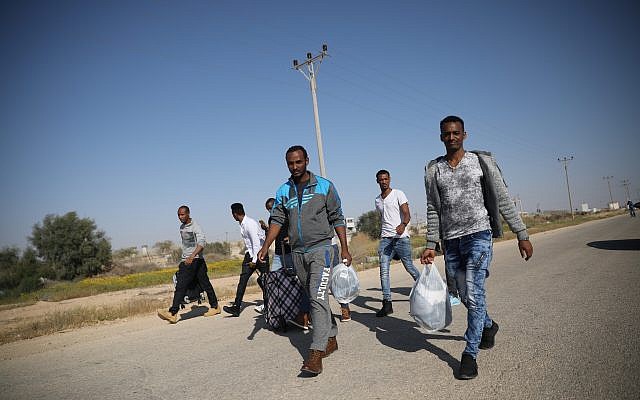 African asylum seekers leaving the Saharonim prison in southern Israel where they had been imprisoned due to their refusal to leave the country, April 15, 2018. (Hadas Parush/Flash90)