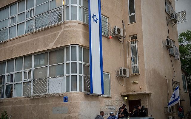 Police outside Tel Aviv’s Bnei Tzion pre-military academy, which organized a field trip in which 9 youths were killed, April 26, 2018. (Miriam Alster/Flash90)