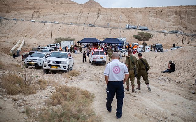 Rescue forces near the scene where 10 young Israelis were swept to their deaths in flash floods in the Tzafit riverbed, near the Dead Sea in southern Israel, on April 26, 2018. (Maor Kinsbursky/Flash90)