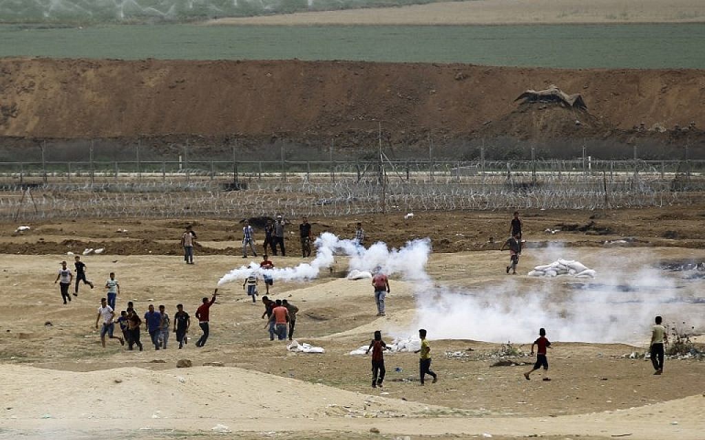 Palestinians take part in weekly clashes along the border between Israel and the Gaza Strip, east of Jabaliya, on May 4, 2018. (AFP Photo/Mohammed Abed)