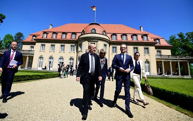 German Foreign Minister Heiko Maas (R) and his French counterpart Jean-Yves Le Drian take a walk outside the German Foreign Ministry's Villa Borsig guesthouse during a meeting to discuss the EU, common defense policy and international issues on May 7, 2018, in Berlin. (AFP/Tobias SCHWARZ)