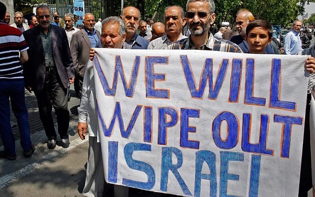 Os iranianos seguram uma faixa com uma mensagem anti-Israel na capital Teerã em 18 de maio de 2018, quando participam de uma manifestação anti-EUA e Israel após as orações semanais de sexta-feira.  (AFP / Stringer)