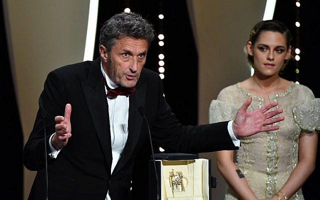 Polish director Pawel Pawlikowski (L) delivers a speech on stage next to US actress and member of the Feature Film Jury Kristen Stewart after he was awarded with the Best Director prize for the film 'Cold War (Zimna Wojna)" on May 19, 2018 during the closing ceremony of the 71st edition of the Cannes Film Festival in Cannes, southern France. (AFP PHOTO / Alberto PIZZOLI)