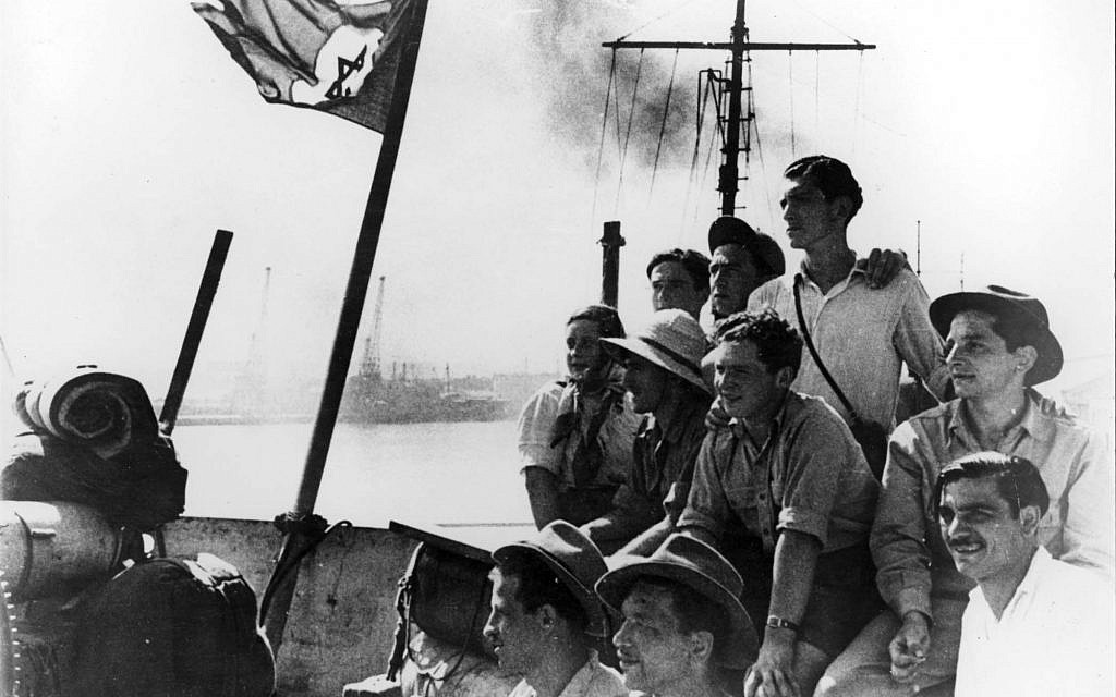 Illegal immigrants on the deck of the Pan York on the day they arrived in Israel, August 14, 1948. (Yad Vashem Archives)