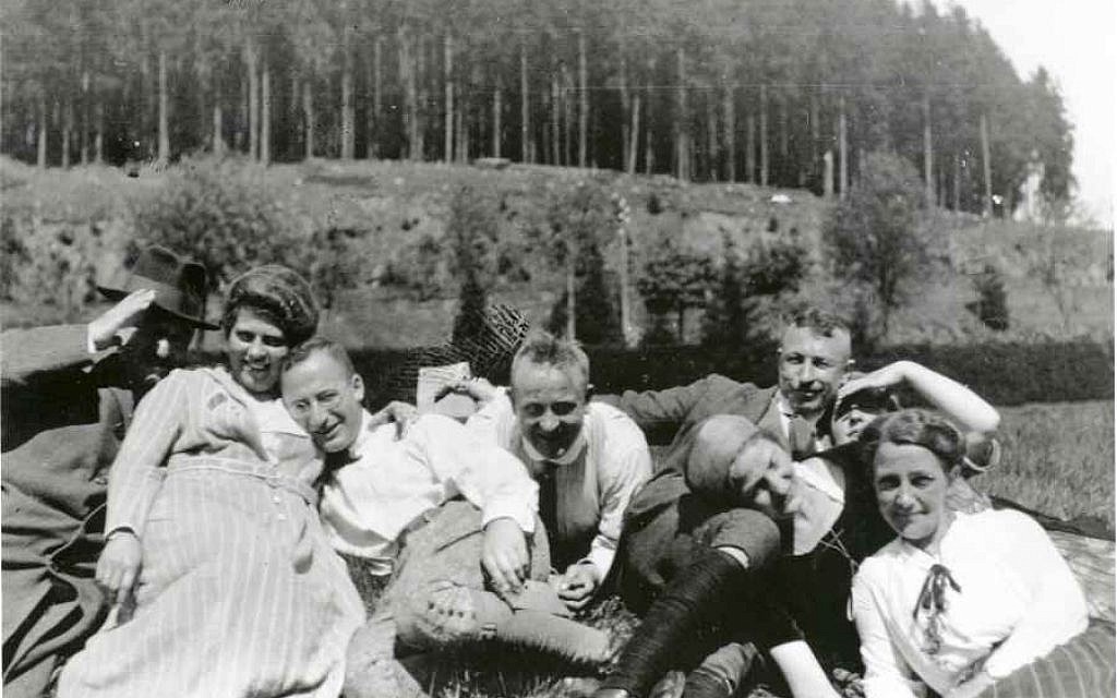 During an outing in 1922, Walter Hollander (third from left) with friends (public domain)
