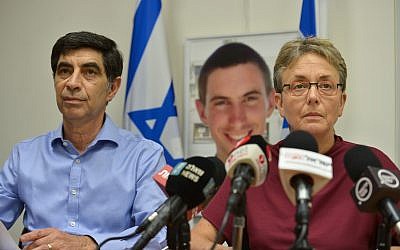 Leah, right, and Simcha Goldin, parents of late Israeli soldier Hadar Goldin whose body was kidnapped by Hamas  in the Gaza Strip, attend a press conference in Ramat Gan, April 25, 2018. (Flash90)