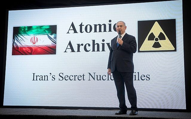 Le Premier ministre Benjamin Netanyahu expose des dossiers prouvant le programme nucléaire iranien lors d'une conférence de presse à Tel Aviv, le 30 avril 2018. (Miriam Alster / Flash90)