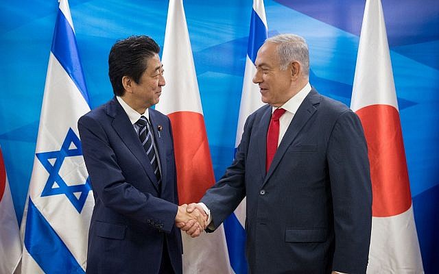 Prime Minister Benjamin Netanyahu (r) and Japanese Prime Minister Shinzo Abe at the Prime Minister's Office in Jerusalem, on May 2, 2018. (Yonatan Sindel/Flash90)
