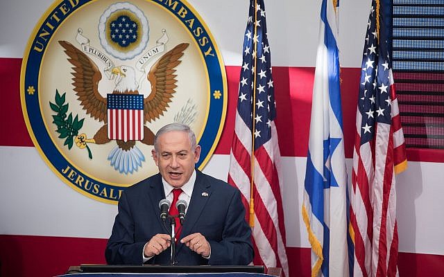 O primeiro-ministro Benjamin Netanyahu discursa na cerimônia de abertura oficial da embaixada dos EUA em Jerusalém em 14 de maio de 2018. Yonatan Sindel / Flash90)