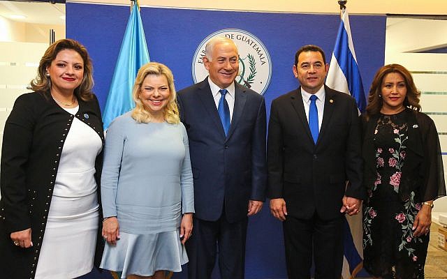 Prime Minister Benjamin Netanyahu his wife Sara, Guatemala President Jimmy Morales (2R) his wife Patricia (R) and Guatemalan Foreign Minister Sandra Jovel (L) pose for a picture at the official opening ceremony of the Guatemala embassy in Jerusalem on May 16, 2018. (Marc Israel Sellem/Pool)