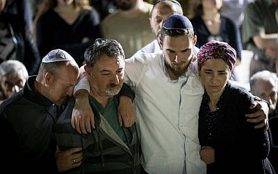 Friends and family attend the funeral of IDF soldier Ronen Lubarsky at the Mount Herzl Military Cemetery in Jerusalem, on May 27, 2018 (Yonatan Sindel/Flash90)
