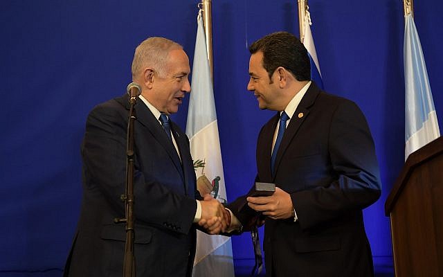 Prime Minister Benjamin Netanyahu (L) and Guatemalan President Jimmy Morales attend a reception at the King David Hotel in Jerusalem on May 16, 2018. (Amos Ben-Gershom/GPO)