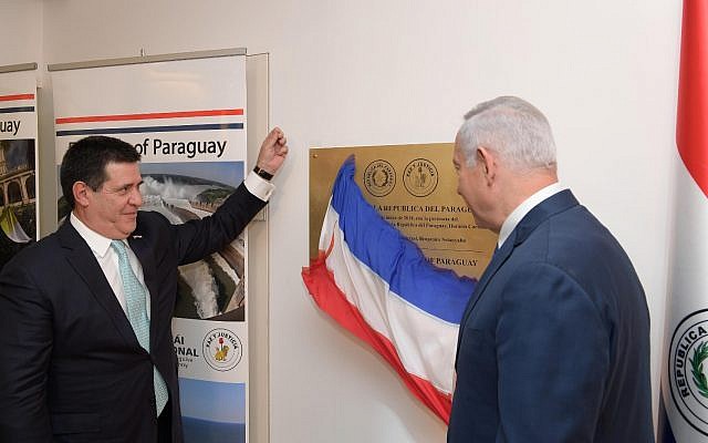 Paraguay President Horacio Cartes (L) and Israeli Prime Minister Benjamin Netanyahu inaugurate Paraguay's new embassy in Jerusalem, May 21, 2018 (Amos Ben Gershom/GPO)