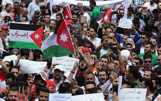 Thousands of Jordanians take to the streets of Amman on May 30, 2018 (AFP PHOTO / Khalil MAZRAAWI)