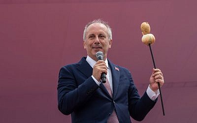 Presidential candidate of Turkey’s main opposition Republican People’s Party (CHP) Muharrem Ince holds a potato and an onion as he delivers a speech during a rally in Istanbul, on June 23, 2018. (AFP PHOTO / Yasin AKGUL)