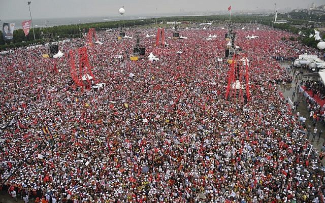 Supporters of Muharrem Ince, presidential candidate of Turkey’s main opposition Republican People’s Party (CHP), take part in an election rally in Istanbul on June 23, 2018. (AFP/ Bulent Kilic)