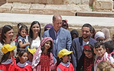 Britain's Prince William (C) and Jordanian Crown Prince Hussein bin Abdullah (R) chat with Syrian and Jordanian school children during their visit to the Jerash archaeological site, June 25, 2018 (AFP PHOTO / AHMAD ABDO)