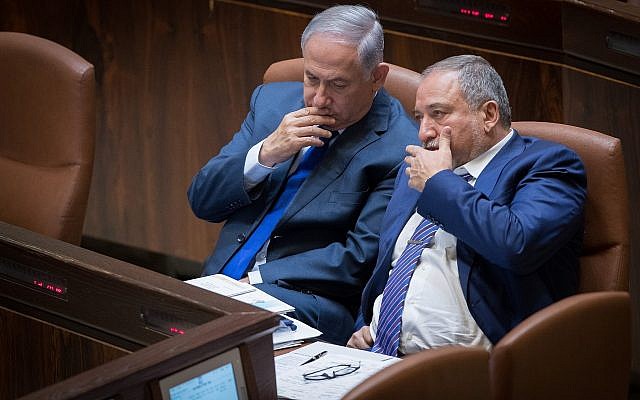 Prime Minister Benjamin Netanyahu, left, and then-Defense Minister Avigdor Liberman in the Knesset, on October 24, 2017. (Yonatan Sindel/Flash90)