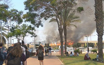 Students at Sderot’s Sapir College watch as a large fire breaks out near Kibbutz Nir Am in southern Israel, which was apparently caused by a ‘fire kite’ from the Gaza Strip, on June 5, 2018. (Tair Alush)