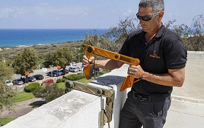 Idan Peretz, a former member of the Israeli army special forces and co-founder of the tactical solutions start-up Highnovate, holds up his "Roof Access Fast Anchor" (RAFA) tool during a demonstration at the Wingate Institute near Netanya in central Israel on June 11, 2018 (AFP PHOTO / JACK GUEZ)