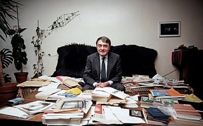 In this file photograph taken on May 11, 1985, French writer, journalist and movie producer Claude Lanzmann poses in his office in Paris.(AFP PHOTO / DERRICK CEYRAC)