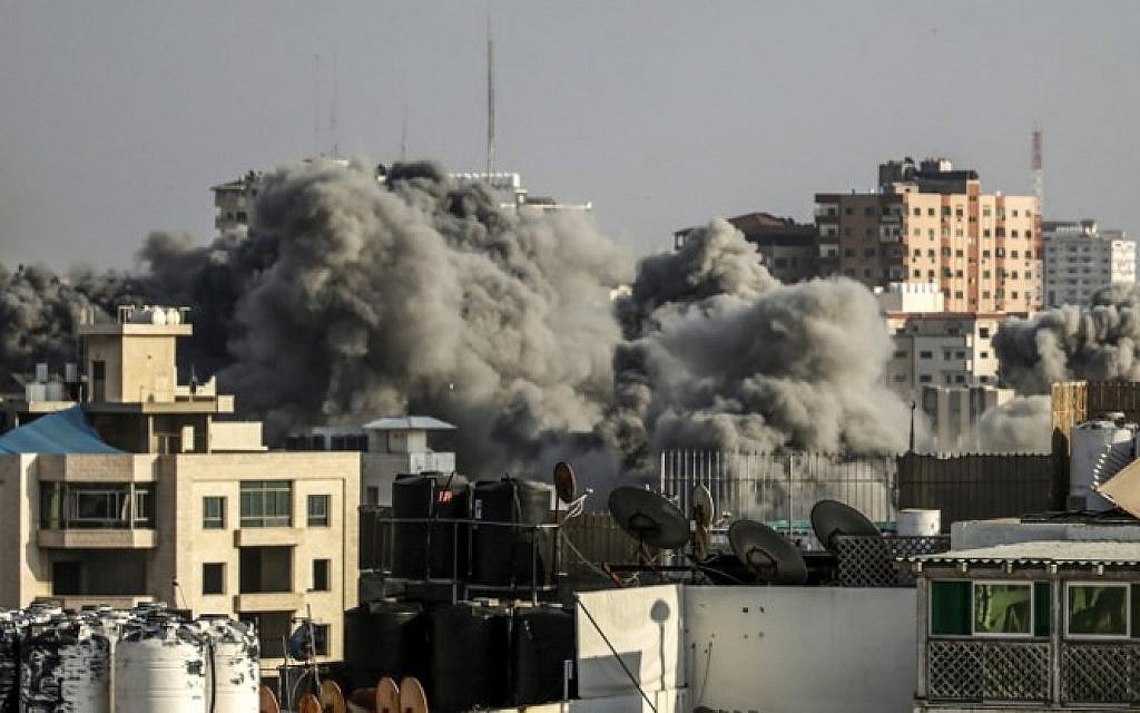 A picture taken on July 14, 2018 shows smoke plumes rising following an Israeli air strike in Gaza City. (AFP / MAHMUD HAMS)
