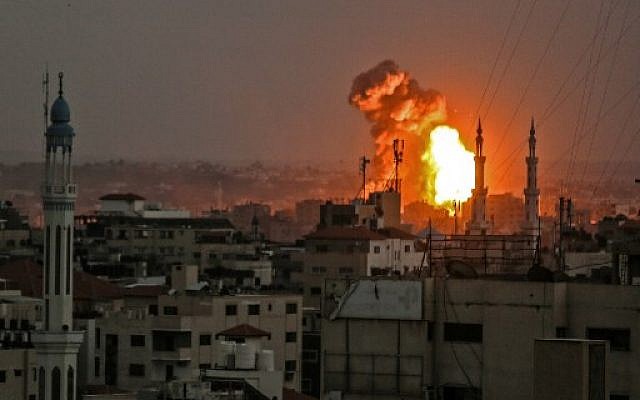 A fireball explodes in Gaza City as a result of Israeli airstrikes after an IDF soldier was shot dead on the border, on July 20, 2018. (AFP PHOTO / BASHAR TALEB)