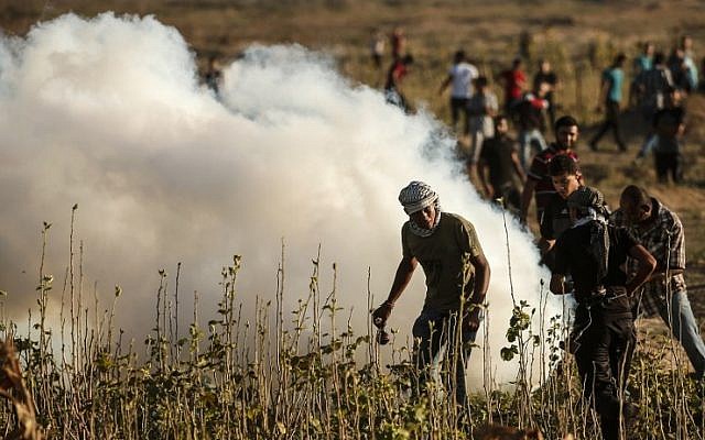 Palestinians take part in clashes with Israeli troops along the border fence between Israel and the Gaza Strip, east of Gaza City on July 27, 2018. (AFP Photo/Mahmud Hams)