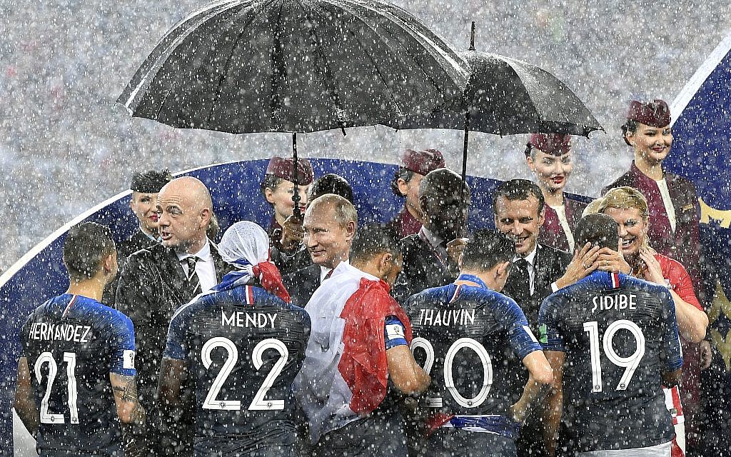 While the new World Champion France takes the World Cup / l. The team of  Croatia makes a team photo, team picture, team photo. in the rain GES /  Football / World