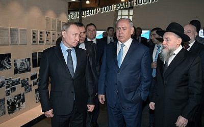 Russian President Vladimir Putin, left, Israeli Prime Minister Benjamin Netanyahu, center, listen to Head of the Russian Federation of Jewish Communities and the museum's director Rabbi Alexander Boroda, right, during their visit at the Jewish Museum and Center for Tolerance in Moscow, Russia, Monday, January 29, 2018. (Alexei Nikolsky, Sputnik, Kremlin Pool Photo/AP)