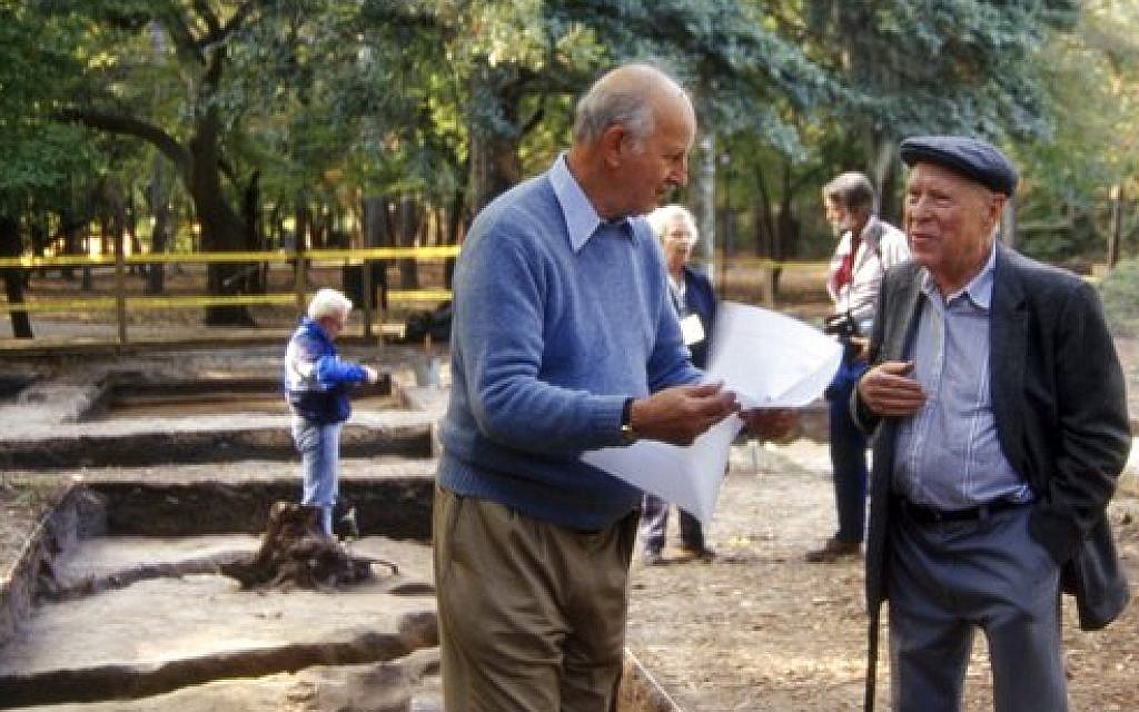 In this photo taken in November 1991 and provided by First Colony Foundation, Ivor Noel Hume. left, speaks with J.C. 'Pinky' Harrington, known as the father of American archaeology, during a dig at the Fort Raleigh Historic Site, near Manteo, North Carolina (Nick Luccketti/First Colony Foundation via AP)