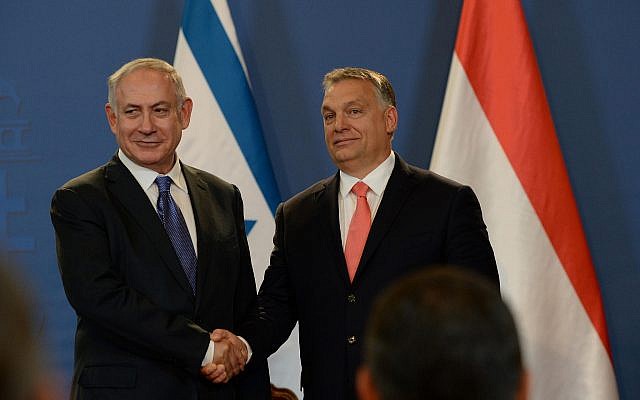 Prime Minister Benjamin Netanyahu (L) and his Hungarian counterpart Viktor Orban hold a joint press conference at the Parliament building in Budapest, Hungary on July 18, 2017. (Haim Zach/GPO)