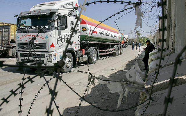 Palestinian trucks seen at the Kerem Shalom crossing on March 22, 2018. (Abed Rahim Khatib/Flash90)