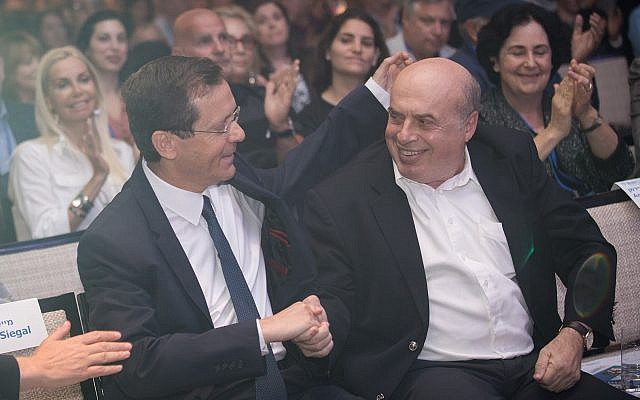 Incoming Jewish Agency Chairman Isaac Herzog with outgoing chairman Natan Sharansky, at the board of governors conference of the Jewish Agency, at the Orient Hotel in Jerusalem, on June 24, 2018. (Hadas Parush/Flash90)