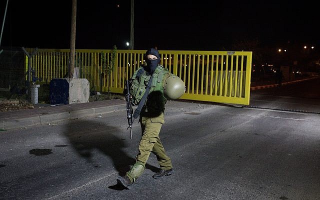 Israeli security forces at the scene of a stabbing attack in the West Bank settlement of Adam, July 26, 2018 (Hadas Parush/Flash90)