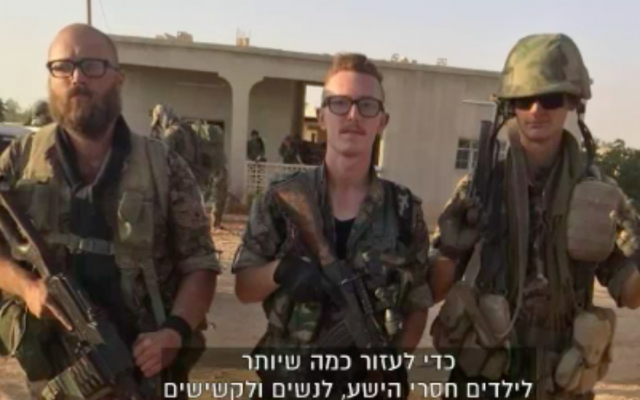 American IDF veteran Jonathan Leibovits (center) in Syria fighting alongside YPG forges against IS jihadists in 2016. (screen capture: Channel 10)