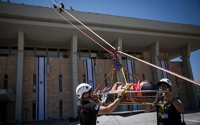 Members of the Knesset Honor Guard, Home Front Command, firefighters, IDF, Israel Police and Magen David Adom Emergency Medical Services participate in an emergency drill simulating an earthquake at the Knesset, Jerusalem, June 13, 2017. (Hadas Parush/Flash90)