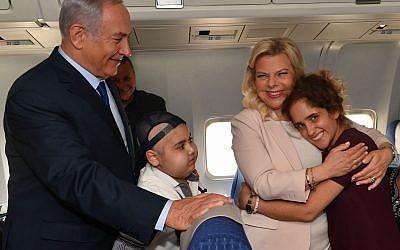 Prime Minister Benjamin Netanyahu, and his wide, Sara, before leaving on a trip to Russia accompanied by two cancer patients, July 11, 2018, (PMO)