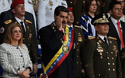 Venezuelan President Nicolas Maduro (C) gestures next to his wife Cilia Flores (L) during a ceremony to celebrate the 81st anniversary of the National Guard in Caracas on August 4, 2018. (AFP/ Juan BARRETO)