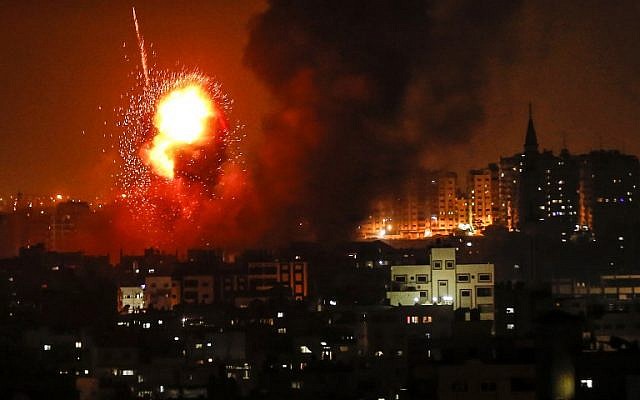 Ilustrativo: una fotografía tomada el 8 de agosto de 2018, muestra un ataque aéreo israelí en la ciudad de Gaza.  (Foto AFP / Mahmud Hams)