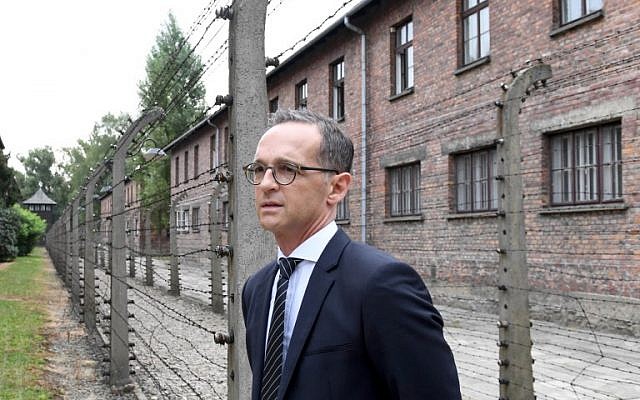 German Foreign Minister Heiko Maas passes a barbed wire fence in the former German concentration camp Auschwitz on August 20, 2018. (AFP PHOTO / JANEK SKARZYNSKI)