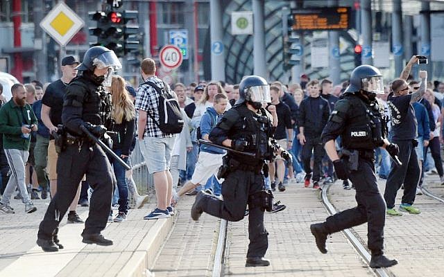 Riot police following the cancellation of a city festival on August 26, 2018 in Chemnitz, eastern Germany, after a 35-year-old German national died in the hospital following a "dispute between several people of different nationalities," according to the police. (AFP Photo/dpa/Andreas Seidel)