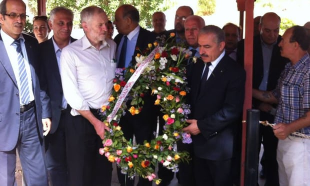 Jeremy Corbyn (second from left) holding a wreath during a visit to the Martyrs of Palestine, in Tunisia, in October 2014. (Facebook page of the Palestinian embassy in Tunisia)