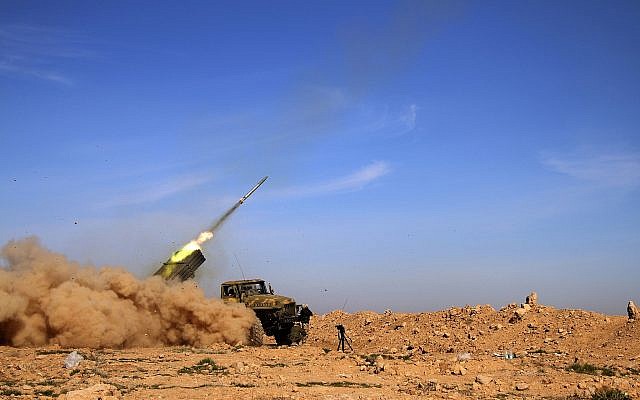 Soldados do exército sírio disparam um foguete em posições de grupos do Estado Islâmico na província de Raqqa, Síria, em 17 de fevereiro de 2016. (Alexander Kots / Komsomolskaya Pravda via AP, File)
