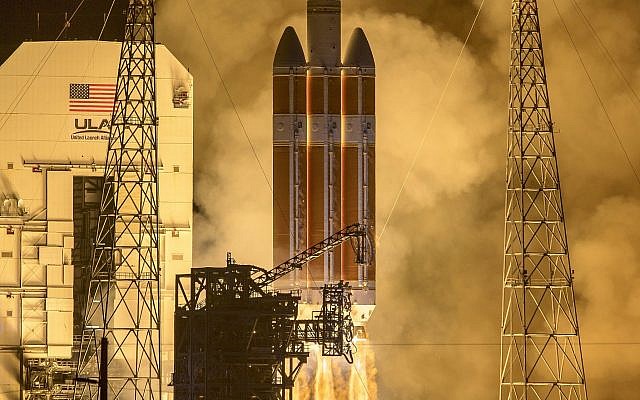 Î£Îµ Î±Ï…Ï„Î®Î½ Ï„Î·Î½ Ï†Ï‰Ï„Î¿Î³ÏÎ±Ï†Î¯Î± Ï€Î¿Ï… Ï€Î±ÏÎµÎ¯Ï‡Îµ Î· NASA, Î¿ Ï€Ï…ÏÎ±ÏÎ»Î¿Ï‚ United Launch Alliance Delta IV Heavy Î¬ÏÏ‡Î¹ÏƒÎµ Î½Î± ÎµÎºÏ€Î­Î¼Ï€ÎµÎ¹ Ï„Î¿ Parker Solar Probe Ï„Î·Ï‚ NASA Î³Î¹Î± Î½Î± Î±Î³Î³Î¯Î¾ÎµÎ¹ Ï„Î¿Î½ Î®Î»Î¹Î¿ ÏƒÏ„Î¹Ï‚ 12 Î‘Ï…Î³Î¿ÏÏƒÏ„Î¿Ï… 2018 Î±Ï€ÏŒ Ï„Î¿ Launch Complex 37 ÏƒÏ„Î¿ Î±ÎµÏÎ¿Î½Î±Ï…Ï„Î¹ÎºÏŒ ÏƒÏ„Î±Î¸Î¼ÏŒ Cape Canaveral Ï„Î·Ï‚ Î¦Î»ÏŒÏÎ¹Î½Ï„Î±.  (Bill Ingalls / NASA Î¼Î­ÏƒÏ‰ AP)