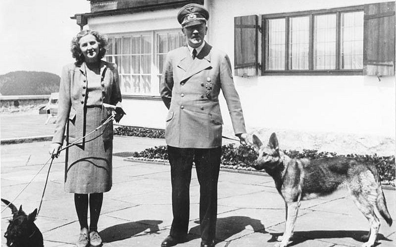 Adolf Hitler and Eva Braun with their dogs, June 1942. (Bundesarchiv bild)