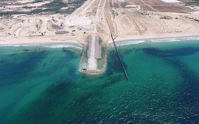 Construction of sea barrier at Zikim beach between the Gaza Strip and Israel, August 5, 2018. (Defense Ministry)
