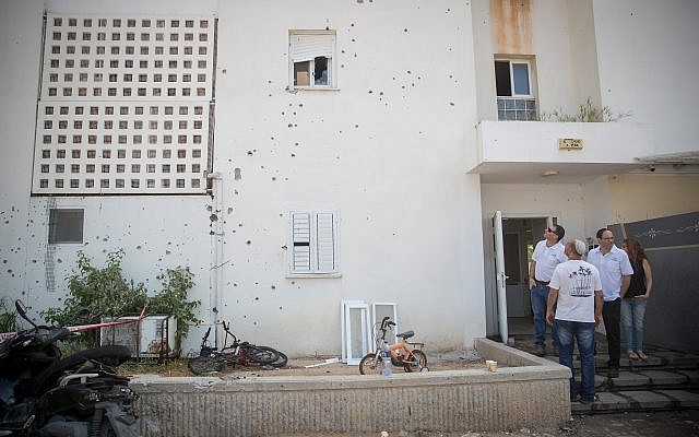 The site where a mortar shell from the Gaza Strip hit an apartment building and cars in the southern Israeli city of Sderot, on August 9, 2018. (Yonatan Sindel/Flash90)