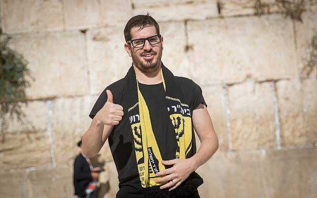 Moshe Hogeg, an Israeli businessman and the new owner of the Beitar Jerusalem soccer club, visits the Western Wall in Jerusalem's Old City, on August 13, 2018. (Yonatan Sindel/Flash90)