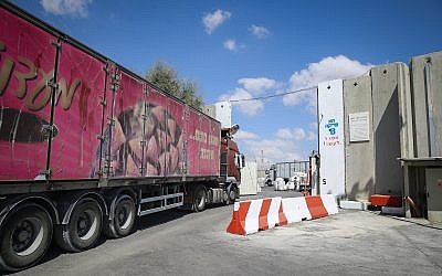 Trucks carrying goods enter the Gaza Strip through the Kerem Shalom Crossing after it was reopened by Israel on August 15, 2018. (Flash90)